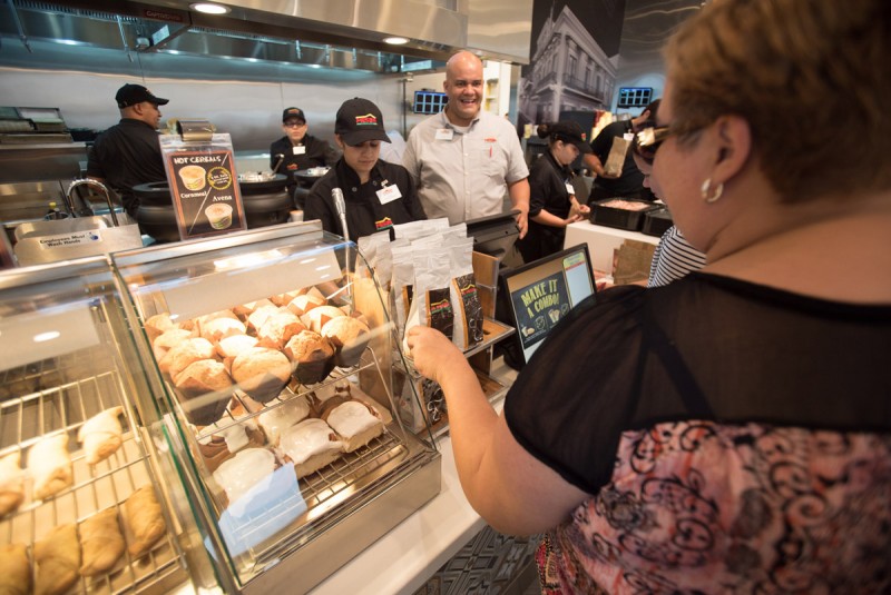San Juan- El Meson Sandwiches inauguró su primer restaurante fuera del País y la gran acogida no se hizo esperar. Sobre mil personas de todo Florida Central se dió cita al primer día de operación del restaurante