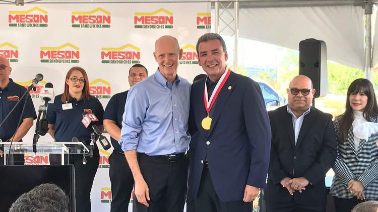 El alcalde, Buddy Dyer, proclamó el 18 de mayo como el Día de El Meson Sandwiches en la Ciudad de Orlando
